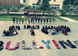 Stop bullying με τα κορμιά και τις τσάντες των μαθητών του 1ου Ενιαίου Λυκείου Μεσολογγίου
