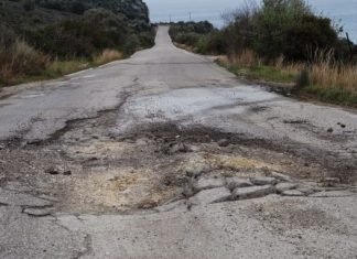 Πόσους νεκρούς θέλουν για να φτιάξουν αυτή λακκούβα στο δρόμο Μύτικα-Αστακού;