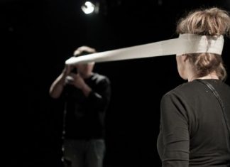 Zyklon ή το πεπρωμένο: μια τηλεγραφική σχέση, από το σκοτάδι στο φως