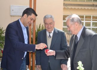 Λες να ΄χει ξύλινο;