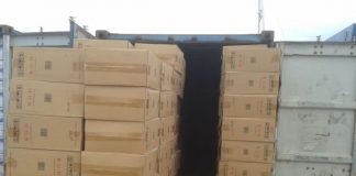 Έφοδος της Οικονομικής Αστυνομίας σε παράνομο εργαστήριο λαθραίων τσιγάρων στα Καλύβια