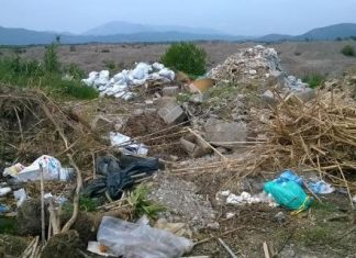 Διάσπαρτες χωματερές κοντά στην παλιά κοίτη του Αχελώου…