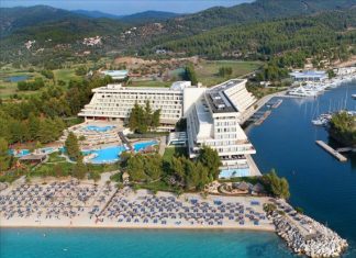 Από το Porto Carras με τα έξοδα πληρωμένα αντιστέκονται οι αυτοδιοικητικοί