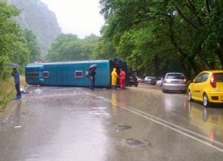 Ανατροπή λεωφορείου που εκτελούσε το δρομολόγιο Αγρίνιο – Γιάννενα στο Τέροβο