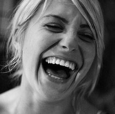 Καλοκαιρινές διακοπές χωρίς αστραφτερό χαμόγελο; Δεν γίνεται! Η περιποίηση δοντιών έχει όνομα: i-white!