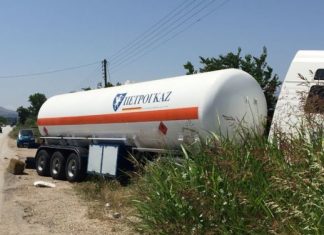 Σύγκρουση βυτιοφόρου με ΙΧ φορτηγό στην Αμφιλοχία