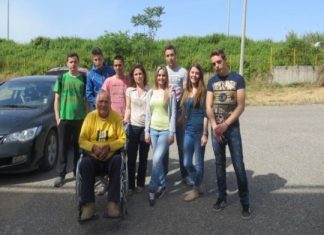 Πέντε αναπηρικά καροτσάκια από τη δράση συλλογής καπακιών του 1ου ΕΠΑΛ Αγρινίου