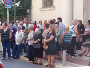 Eικόνα ντροπής με τους συνταξιούχους να περιμένουν στα σκαλιά του κτιρίου της Τράπεζας της Ελλάδος προκειμένουν να εξυπηρετηθούν από το υποκατάστημα του Ταχυδρομικού Ταμιευτηρίου που βρίσκεται ακριβώς απέναντι