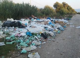 Σκουπιδότοπος στο Καινούργιο στο δρόμο προς την Τριχωνίδα