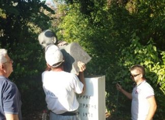 Μεταφέρθηκαν οι προτομές των Παπαστραταίων σε ασφαλή χώρο υπό τον φόβο των κλοπών