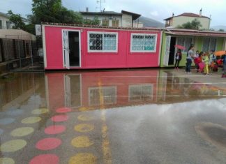 Βόνιτσα: «Βαρκάδα» στην είσοδο «σχολικής αίθουσας» που στεγάζεται σε κοντέινερ!