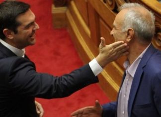 – Είδες Γιώργο; Εμένα με διώχνουν, αλλά σπίτι μου δεν πάω…
