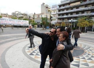 Η selfie του Άδωνι στην κεντρική πλατεία του Αγρινίου