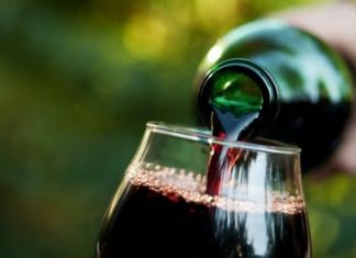 Εθνική παράνοια: Φόροι αντί για στήριξη στο ελληνικό κρασί