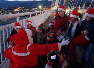 Παιδιά σταμάτησαν τον Άγιο Βασίλη πάνω στη Γέφυρα Ρίου – Αντιρρίου