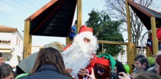 Ο Αη Βασίλης καταφτάνει στο Μεσολόγγι με πυροσβεστικό όχημα!