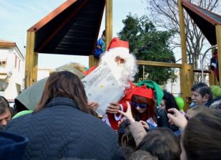 Ο Αη Βασίλης καταφτάνει στο Μεσολόγγι με πυροσβεστικό όχημα!