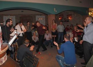 “Κάηκε το πελεκούδι” στη συνεστίαση των Κωνωπινιωτών στην Αθήνα !