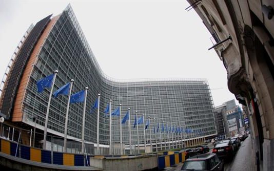 H Κομισιόν με την πατέντα του 2022: Μας συμβουλεύει να σβήνουμε τα φώτα για να εξοικονομούμε ενέργεια