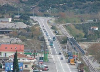 Με επ’ αόριστον αποκλεισμό της γέφυρας του Ευήνου απειλούν για αύριο οι αγρότες