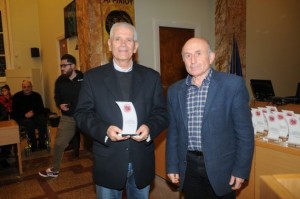 O προπονητής του Μιχάλη Κούση, Γρηγόρης Μπενέκας, με τον αδελφό του μεγάλου μαραθωνοδρόμου, Κώστα.