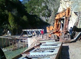 Ξεκίνησε η τοποθέτηση της σιδηρογέφυρας στο Διπλάτανο