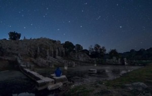 Αρχαίο λιμάνι Οινιάδων (3000 ετών) κοντά στην πόλη του Μεσολογγίου. Αποτελούσε το ναύσταθμο των Οινιαδών και τα πλεούμενα μέσω της λίμνης Κυνίας είχαν άμεση πρόσβαση στο Ιόνιο. Υπάρχουν εφτά διαζώματα, που σημαίνει ότι μπορούσαν ταυτόχρονα να δέσουν εφτά σκάφη. Τρεις χιλιάδες χρόνια μετά, εκεί είναι στεριά με λιμνάζοντα νερά, χωρίς πρόσβαση στη θάλασσα. «Είναι πολύ όμορφη η σκέψη ότι κάποτε εκεί οι αρχαίοι πρόγονοι μας έδεναν τα πλοία τους πριν εξορμήσουν στις αρχαίες θάλασσες», λέει ο φωτογράφος....