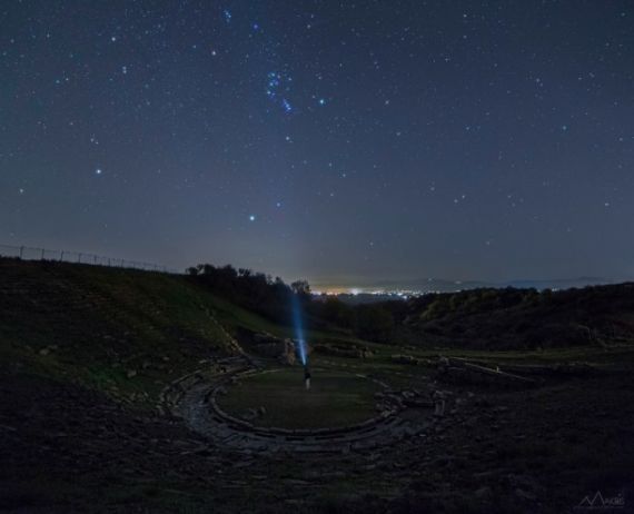 Aggelos-Makris-Nightscapes_arxaio-theatro-Stratou-700x567