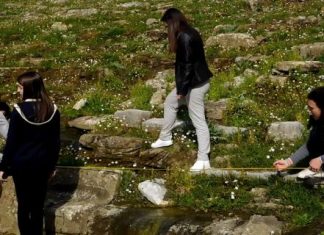 Οι μαθητές του 3ου Γυμνασίου Αγρινίου μας ξεναγούν στο αρχαίο θέατρο της Στράτου