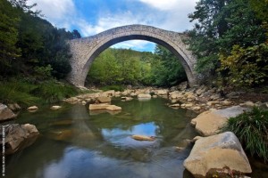 Το γραφικό γεφύρι της Βέργας στην Αμφιλοχία, ανάμεσα στα χωριά Νέο Χαλικιόπουλο και Νέα Μαλεσιάδα