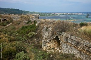 Το κάστρο του Αγίου Γεωργίου, στην Πλαγιά, και στο βάθος η Λευκάδα