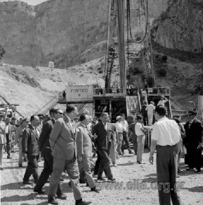 φωτογραφία του Εθνικού Λογοτεχνικού και Ιστορικού Αρχείου. Το 1962 στην Κλεισούρα ξεκινούν γεωτρήσεις για την πιθανότητα ύπαρξης πετρελαίου.