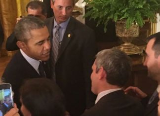 Toylaxiston esy, Karagkounis, me exeis se photo oxi ws aperxomeno President