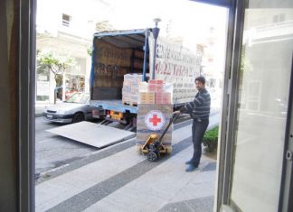 Παράδοση τροφίμων από το παράρτημα του Ερυθρού Σταυρού στο Αγρίνιο