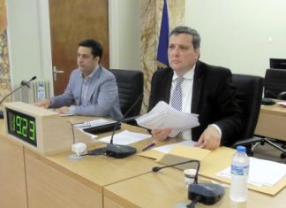 οὐδ᾽ Ἐπιμηθεὺς ἐφράσαθ᾽ ὥς οἱ ἔειπε Προμηθεὺς μή ποτε δῶρον δέξασθαι πὰρ Ζηνὸς Ὀλυμπίου, ἀλλ᾽ ἀποπέμπειν ἐξοπίσω, μή πού τι κακὸν θνητοῖσι γένηται