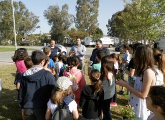 Φύτευση λουλουδιών στον Ανεμόμυλο