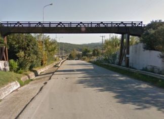 “Να δοθεί λύση άμεσα στην επικίνδυνη διάβρωση της ξύλινης αερογέφυρας”