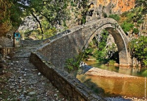 Η καμάρα της Αρτοτίβας έχει άνοιγμα 22,35 μ.