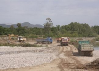 Συνεχίζονται οι εργασίες αποκατάστασης αναχώματος στον Αχελώο