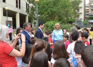 Εμείς βρωμίζουμε, εσείς καθαρίζετε