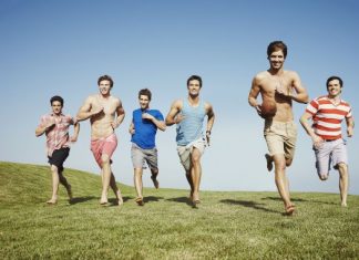 Ανδρικές βερμούδες και κοντομάνικα μπλουζάκια για το απόλυτο summer look