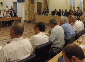 Κίνδυνος για έντονη καταπόνηση των δημοτικών συμβούλων