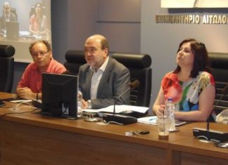 Παρουσία ισχυρής αστυνομικής δύναμης και με κοινό 65 ατόμων μίλησε ο Αλεξιάδης στο Αγρίνιο