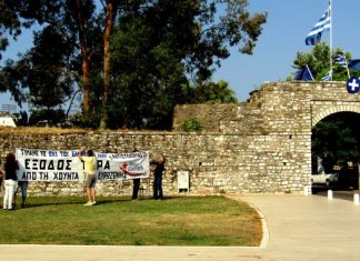 Πανό στο τείχος του Μεσολογγίου για τον ένα χρόνο από το δημοψήφισμα