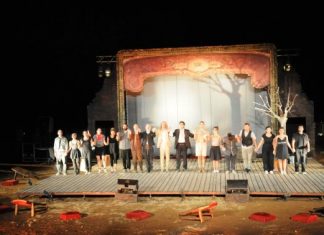 Ενθουσίασε το κοινό ο «Πλούτος» – Συνεχίζεται με επιτυχία το Φεστιβάλ Αρχαίου Θεάτρου Οινιάδων