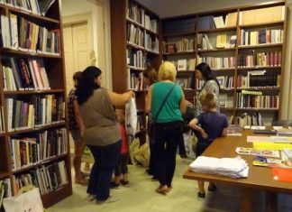 H «Διέξοδος» μοίρασε τσάντες με σχολικά είδη σε μαθητές