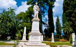 Σημαντικό μνημείο της πόλης είναι ο Κήπος των Ηρώων, με τα δεκάδες αγάλματα αγωνιστών της Επανάστασης.