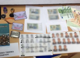 Εντοπίστηκε εργαστήριο κατασκευής πλαστών εγγράφων σε αυτοκίνητο στη Ναύπακτο