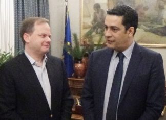 – Κωστάκη, πούλο!