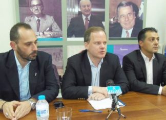 Η μάχη της καρέκλας και της φωτογραφίας